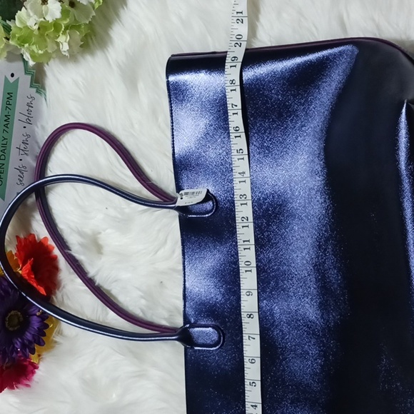 NWT Bath & Body Works large blue tote,  with small glitter pouch that zips - Picture 7 of 8